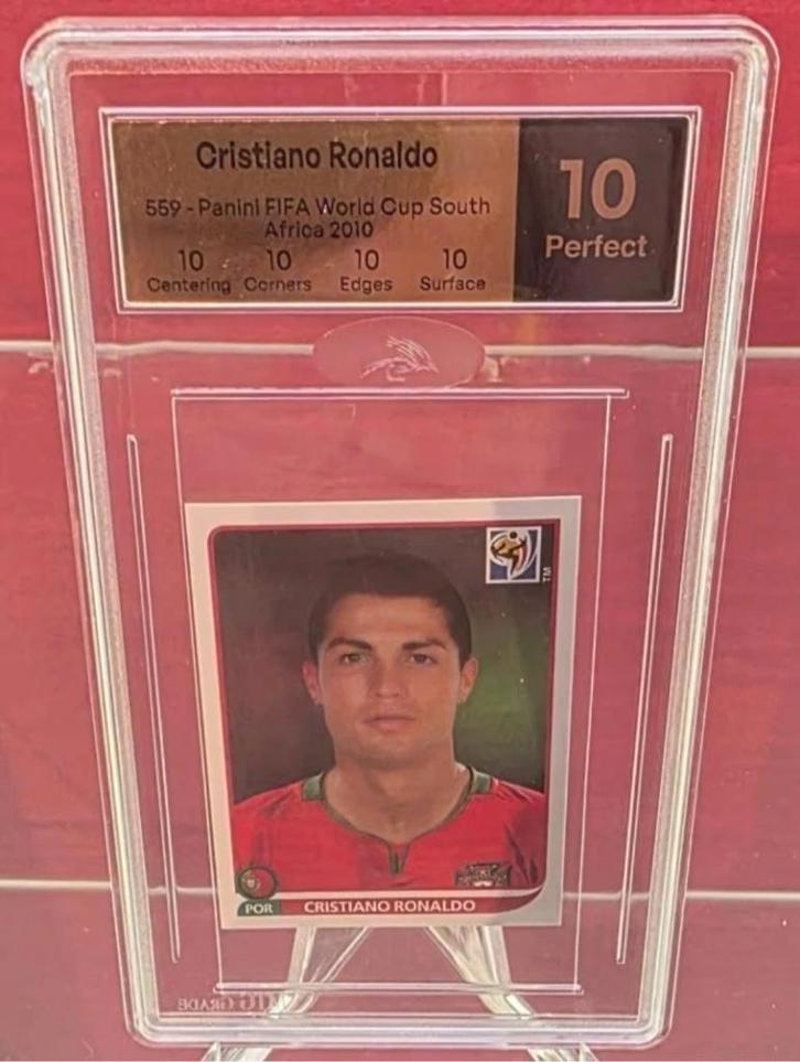 Panini+CR7+WC 2010+Ronaldo+Nee PSA 10+PERFECT, Verzamelen, Sportartikelen en Voetbal, Nieuw, Poster, Plaatje of Sticker, Ophalen of Verzenden