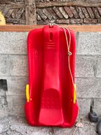 Luge en plastique rouge avec freins et corde à tirer, Enlèvement, Dossier, Utilisé, Plastique