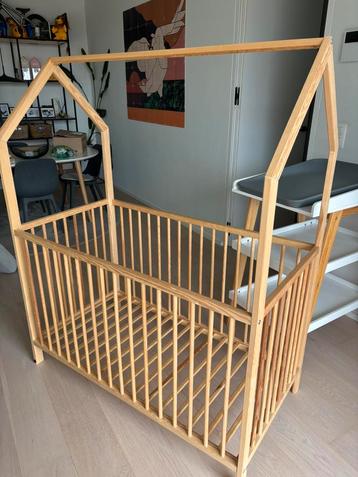 Babybed/ ledikant hout 125cm x 66cm beschikbaar voor biedingen