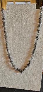 halsketting van grijze platte steentjes, L 45, Bijoux, Sacs & Beauté, Colliers, Comme neuf, Autres matériaux, Enlèvement ou Envoi