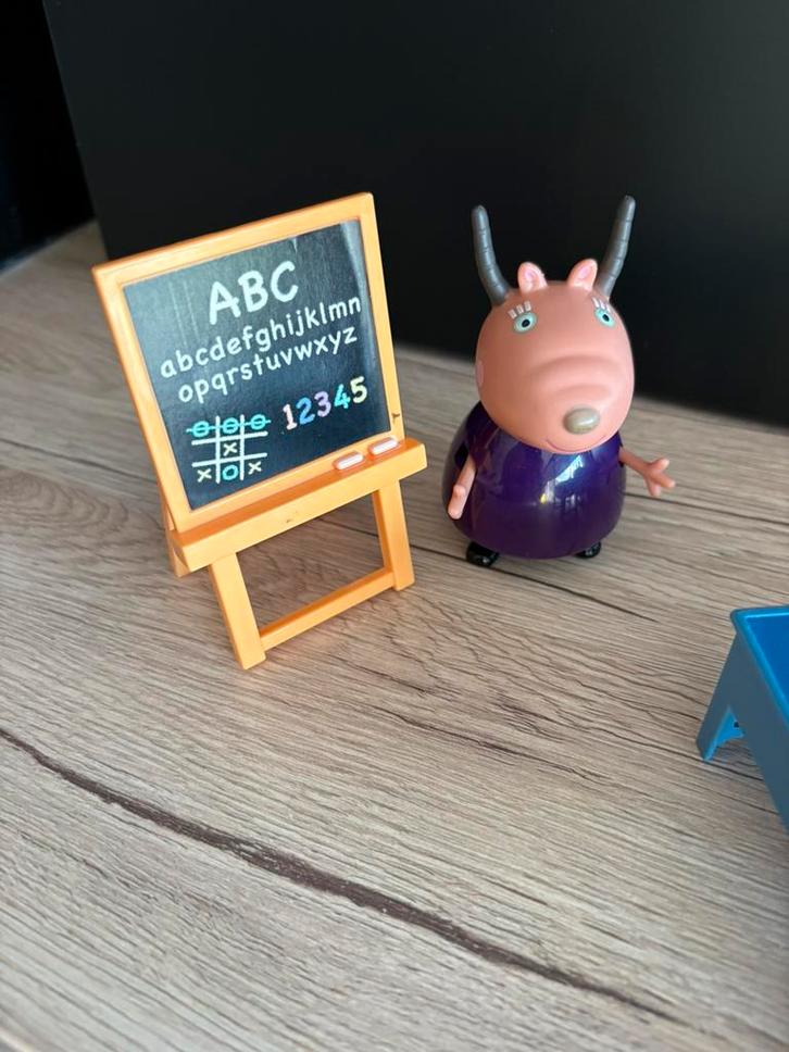Peppa Pig Peppa's klaslokaal met 7 figuren, Verzamelen, Poppetjes en Figuurtjes, Zo goed als nieuw, Ophalen
