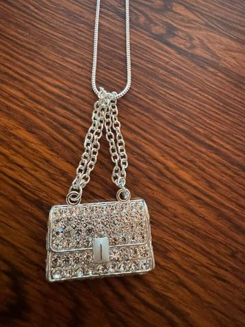 Zakje met ketting en hanger van strass beschikbaar voor biedingen