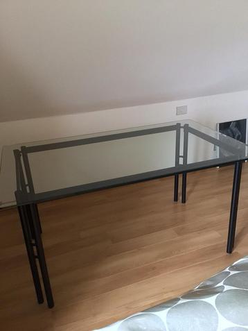 Tafel met glas +4 stoelen beschikbaar voor biedingen