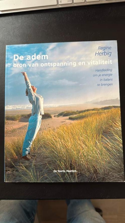 Regine Herbig - De adem - bron van ontspanning en vitaliteit, Boeken, Wetenschap, Zo goed als nieuw, Ophalen of Verzenden