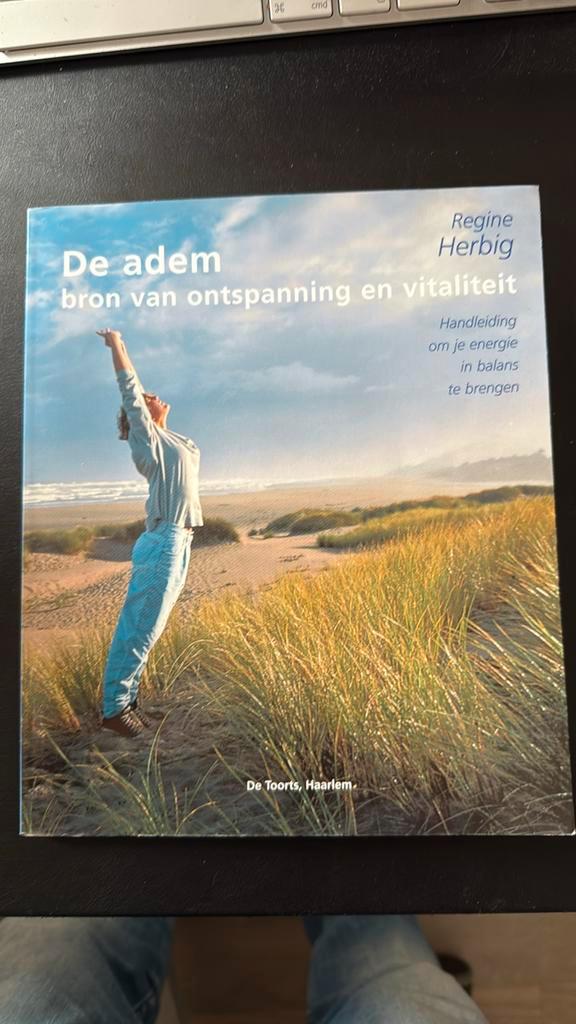 Regine Herbig - De adem - bron van ontspanning en vitaliteit, Boeken, Wetenschap, Zo goed als nieuw, Ophalen of Verzenden