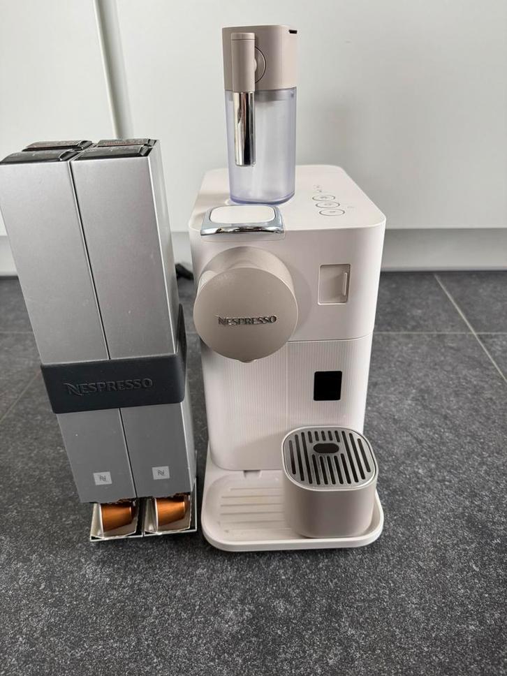 Nespresso Delonghi Lattisima + capsulehouder, Elektronische apparatuur, Koffiezetapparaten, Gebruikt, Koffiepads en cups, Koffiemachine