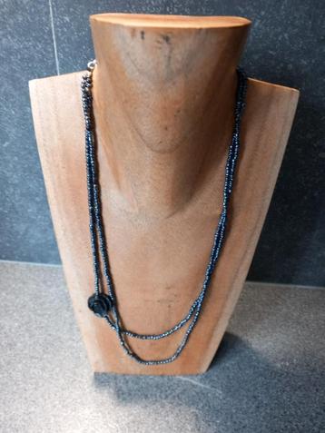 Donkerblauwe ketting beschikbaar voor biedingen