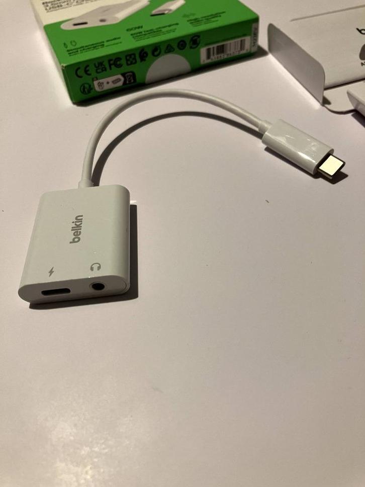 Adaptateur 2-en-1 Belkin : Écoutez & Chargez Simultanément !, TV, Hi-fi & Vidéo, TV, Hi-fi & Vidéo Autre, Comme neuf, Enlèvement ou Envoi