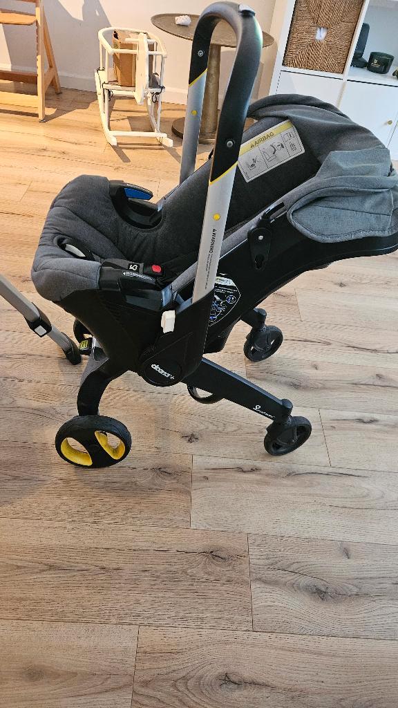 Doona + ISOFIX Base, Kinderen en Baby's, Autostoeltjes, Zo goed als nieuw, Overige merken, 0 t/m 13 kg, Autogordel of Isofix, Afneembare rugleuning