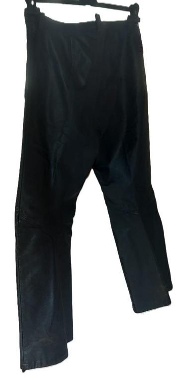 Zwarte lederen broek beschikbaar voor biedingen