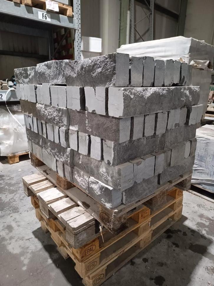 Partij GEKLOVEN KLINKERS 150stuks van 40x12x8cm BLAUWE STEEN, Doe-het-zelf en Bouw, Metselstenen, Nieuw, Natuurstenen, Ophalen