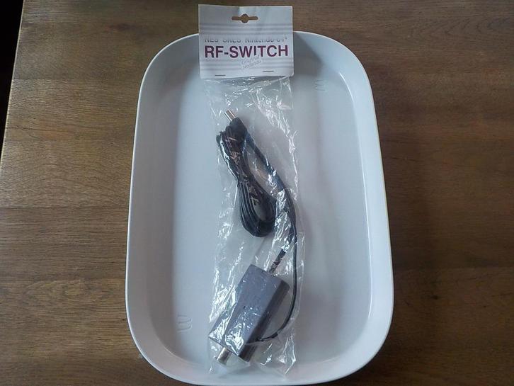 originele Nintendo RF-Switch nieuw in plastic nes snes n64, Games en Spelcomputers, Spelcomputers | Nintendo NES, Nieuw, Ophalen of Verzenden