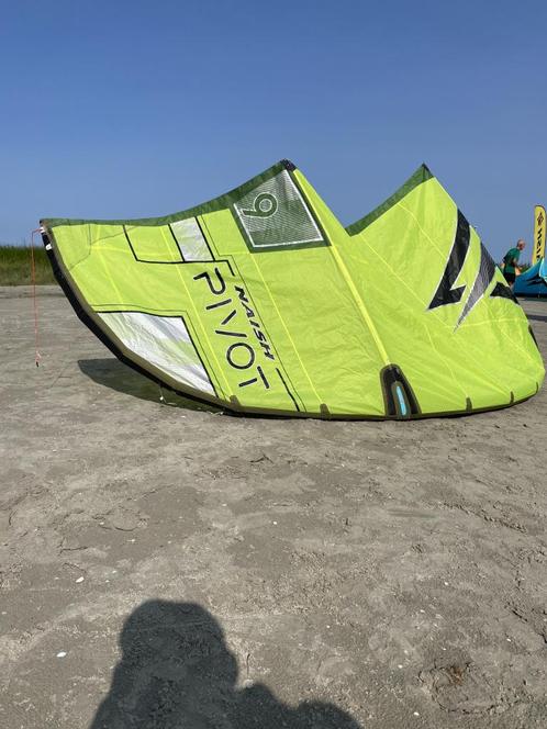 Naish Pivot 2024 9m (neongeel of rood), Watersport en Boten, Kitesurfen, Zo goed als nieuw, Bar, 8 m², Ophalen of Verzenden
