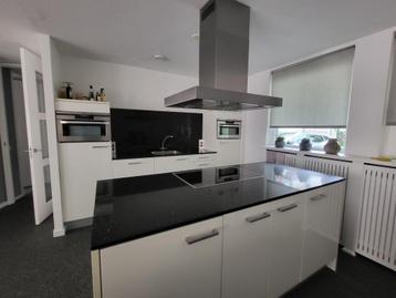 Moderne witte hoogglans eiland keuken +composietGEDEMONTEERD