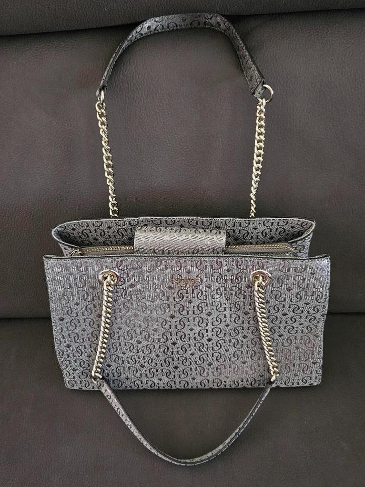 GUESS zilverkleurige handtas, Handtassen en Accessoires, Tassen | Damestassen, Zo goed als nieuw, Handtas, Grijs, Ophalen