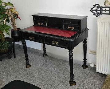Zwart houten vintage, antiek, brocante bureau met leer beschikbaar voor biedingen