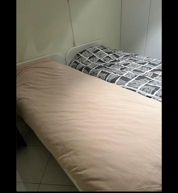 1 wit persoons bed beschikbaar voor biedingen