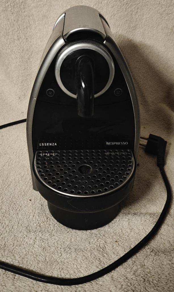 Nespresso Essenza C100, Electroménager, Cafetières, Utilisé, Autres types, Cafetière, 4 à 10 tasses, Réservoir d'eau amovible