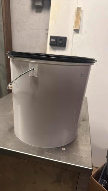 Emmers 10 liter met deksel beschikbaar voor biedingen