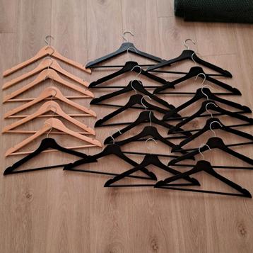 Groot Lot houten kapstokken/kledinghangers  beschikbaar voor biedingen