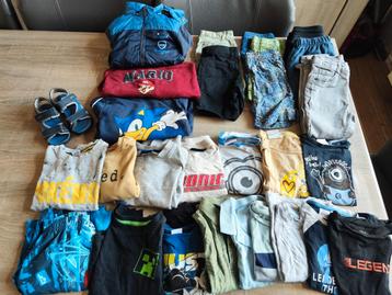 Groot kledingpakket jongens maat 104 beschikbaar voor biedingen