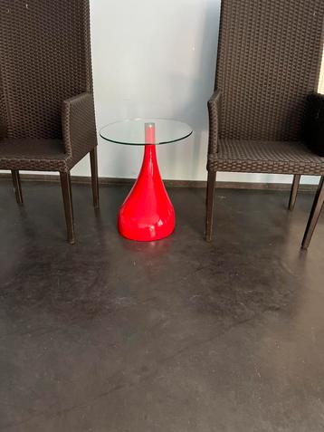 Glazen tafeltje met rood onderstel nu € 59,- beschikbaar voor biedingen