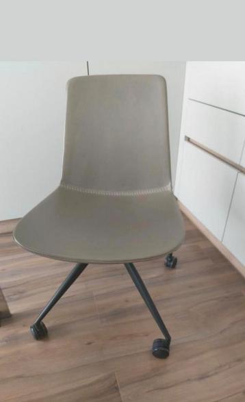 Nıeuwe eetstoelen (6 stukken voor 300 euro) beschikbaar voor biedingen