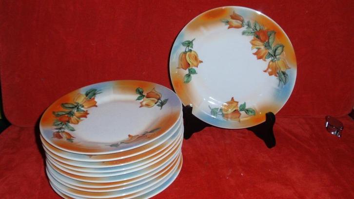 Set van 12 dessert borden porselein Victoria, Huis en Inrichting, Keuken | Servies, Gebruikt, Bord(en), Overige stijlen, Porselein