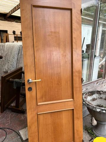 Houten deur beschikbaar voor biedingen