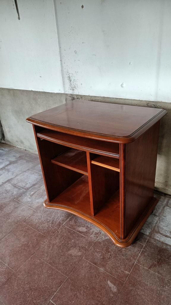 Computer bureau of open tv kastje GRATIS, Huis en Inrichting, Bureaus, Bureau, Ophalen