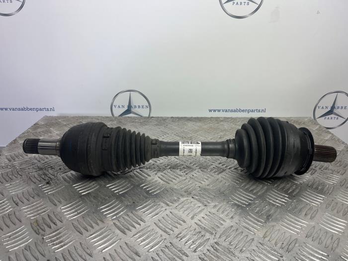 Aandrijfas links-voor van een Mercedes CLA, Auto-onderdelen, Remmen en Aandrijving, Mercedes-Benz, Gebruikt, 3 maanden garantie