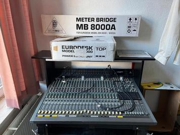 GRANDE CONSOLE DE MIXAGE AVEC ACCESSOIRES  disponible aux enchères