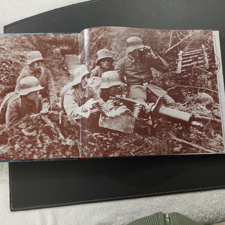 zeldzaam boek uit de WW1 met 30 vintage facsimiles, Boeken, Oorlog en Militair, Ophalen of Verzenden