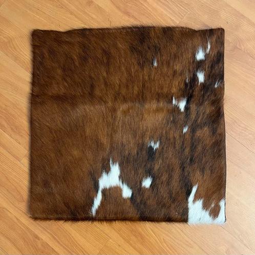 Kussenhoes van koeienhuid bruin met wit 47/48, Huis en Inrichting, Woonaccessoires | Kussens, Zo goed als nieuw, Wit, Ophalen of Verzenden
