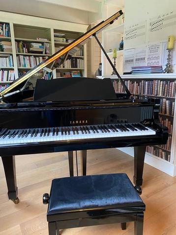 Grote piano  beschikbaar voor biedingen