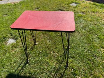 Vintage TV tafel beschikbaar voor biedingen