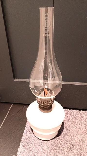 Mooie petroleumlamp in prima staat beschikbaar voor biedingen