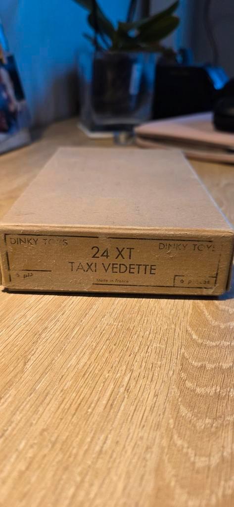 Dinky Toys - Dealerbox - Ford Vedette Taxi 24XT, Hobby en Vrije tijd, Modelauto's | 1:43, Gebruikt, Dinky Toys, Ophalen of Verzenden