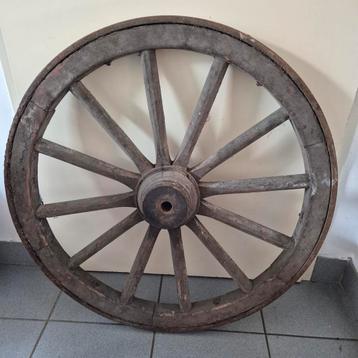 Oud houten karrenwiel met metalen velg beschikbaar voor biedingen
