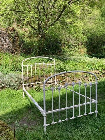 Antiek ijzeren bed beschikbaar voor biedingen