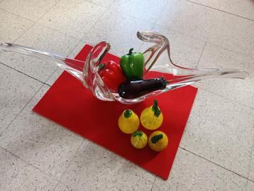 Vase avec fruits style rétro  beschikbaar voor biedingen