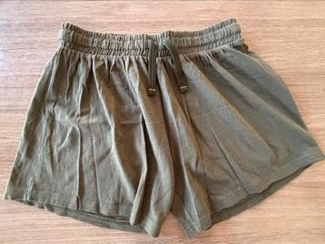 Eenvoudige kaki short Hema 146/152 beschikbaar voor biedingen