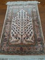 Tapis en pure soie., Maison & Meubles, Ameublement | Tapis & Moquettes, Enlèvement, Comme neuf