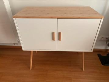 Buffetkast wit met hout afwerking. beschikbaar voor biedingen
