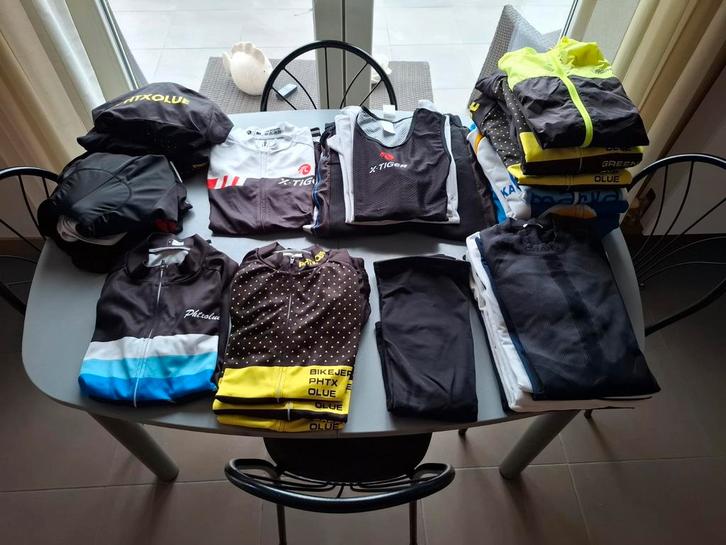 Groot pakket koerskledij, Fietsen en Brommers, Fietsaccessoires | Fietskleding, Gebruikt, M, Ophalen