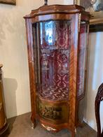 Antieke vitrine gebombeerd en met Vernismatin panelen, Ophalen