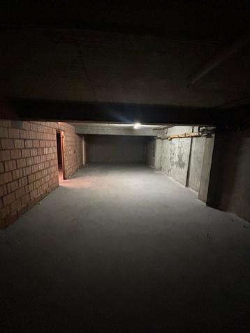 Magazijn te huur Antwerpen 122m2 met sectionalz poort beschikbaar voor biedingen