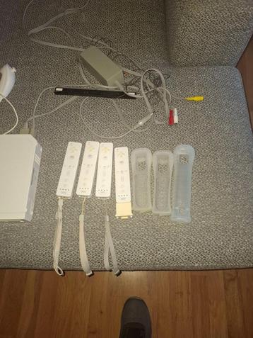 Nintendo Wii met 4 controllers + 2 nunchucks, Enlèvement ou Envoi