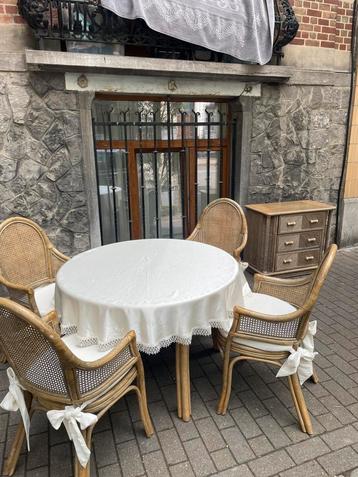 Ensemble table avec chaises + protection et commode beschikbaar voor biedingen