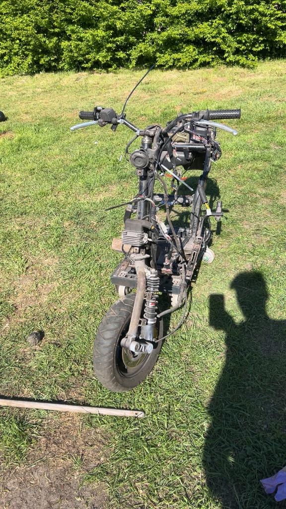 Skipper frame /kabelboom ongeknipt /en kappen, Vélos & Vélomoteurs, Pièces de cyclomoteur | Scooters, Enlèvement, Comme neuf, Cadre